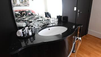 Chambre Double Supérieure (Hermine) | Lavabo de la salle de bain