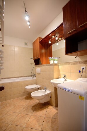Apartment | Bathroom | Bathtub, hair dryer, towels, shampoo - Victus Apartamenty - Petit (Sopot)