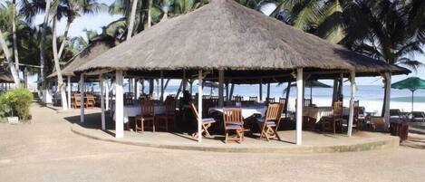 屋外ダイニングエリア