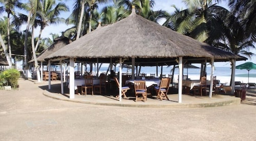 Hôtel Bassam Plage in Grand-Bassam: Find Hotel Reviews, Rooms, and Prices  on Hotels.com