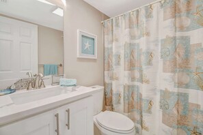 Combined shower/tub, hair dryer, towels