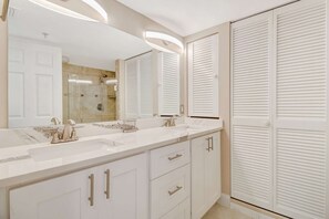 Ensemble douche/baignoire, sèche-cheveux, serviettes fournies, shampoing