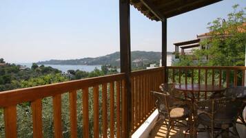 Classic Apartment (3-4-5) | Balcony