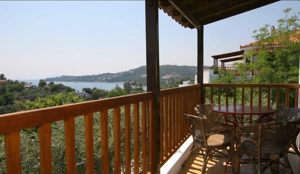 Apartemen Klasik (3-4-5) | Balkon