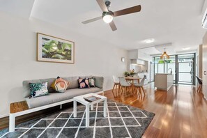 TV, Netflix, streaming services - Tropical Resort ~ 2 Bed/2 Bath/1 Car ~ West End (West End)