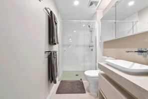 Combined shower/bathtub, hair dryer, towels, soap - Tropical Resort ~ 2 Bed/2 Bath/1 Car ~ West End (West End)