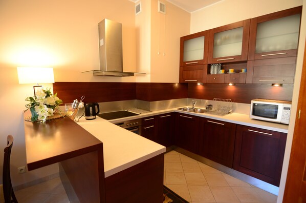 Huoneisto | Yksityinen keittiö | Jääkaappi, mikroaaltouuni, uuni, liesi