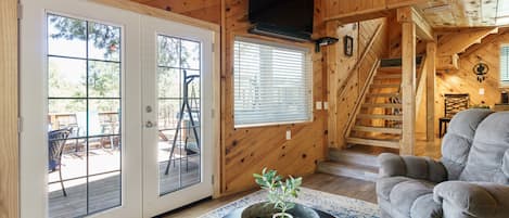 Smart TV, chimenea, reproductor de DVD y libros