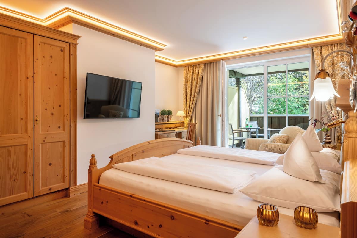 Double Room, Mountain View | 1 bedroom, hypo-allergenic bedding, down comforters, free minibar
