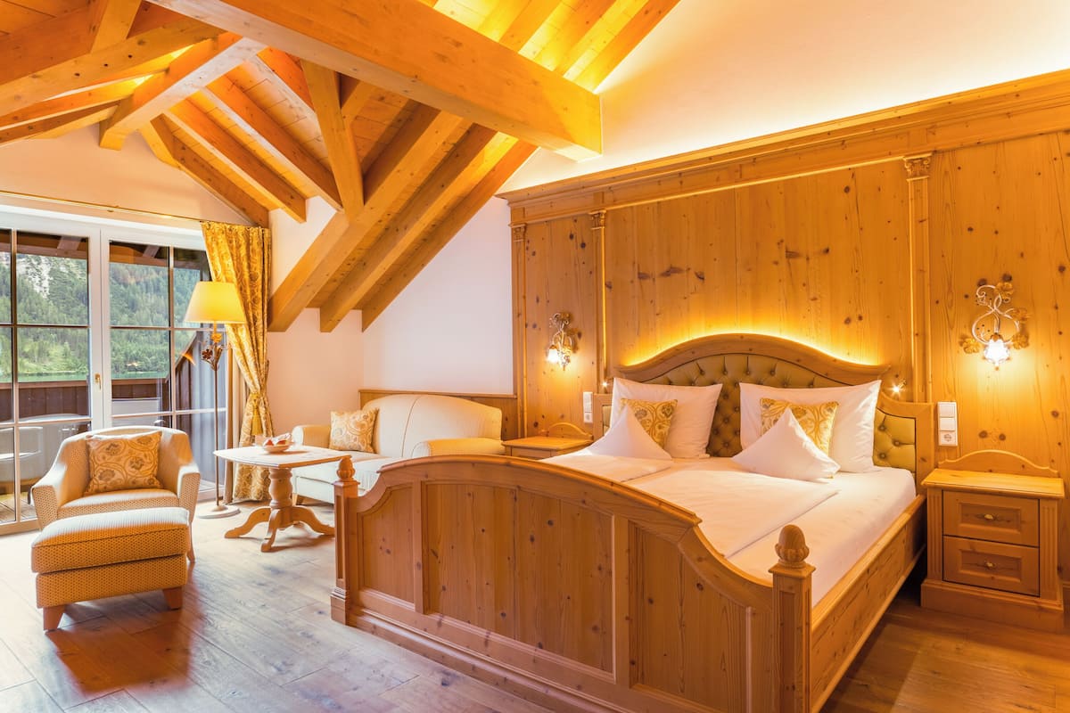 Deluxe Double Room | 1 bedroom, hypo-allergenic bedding, down comforters, free minibar