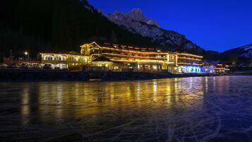 Bagian depan properti - sore/malam