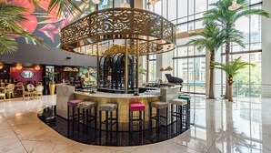 Een bar met een rond ontwerp, omringd door hoge stoelen en een toonbank.