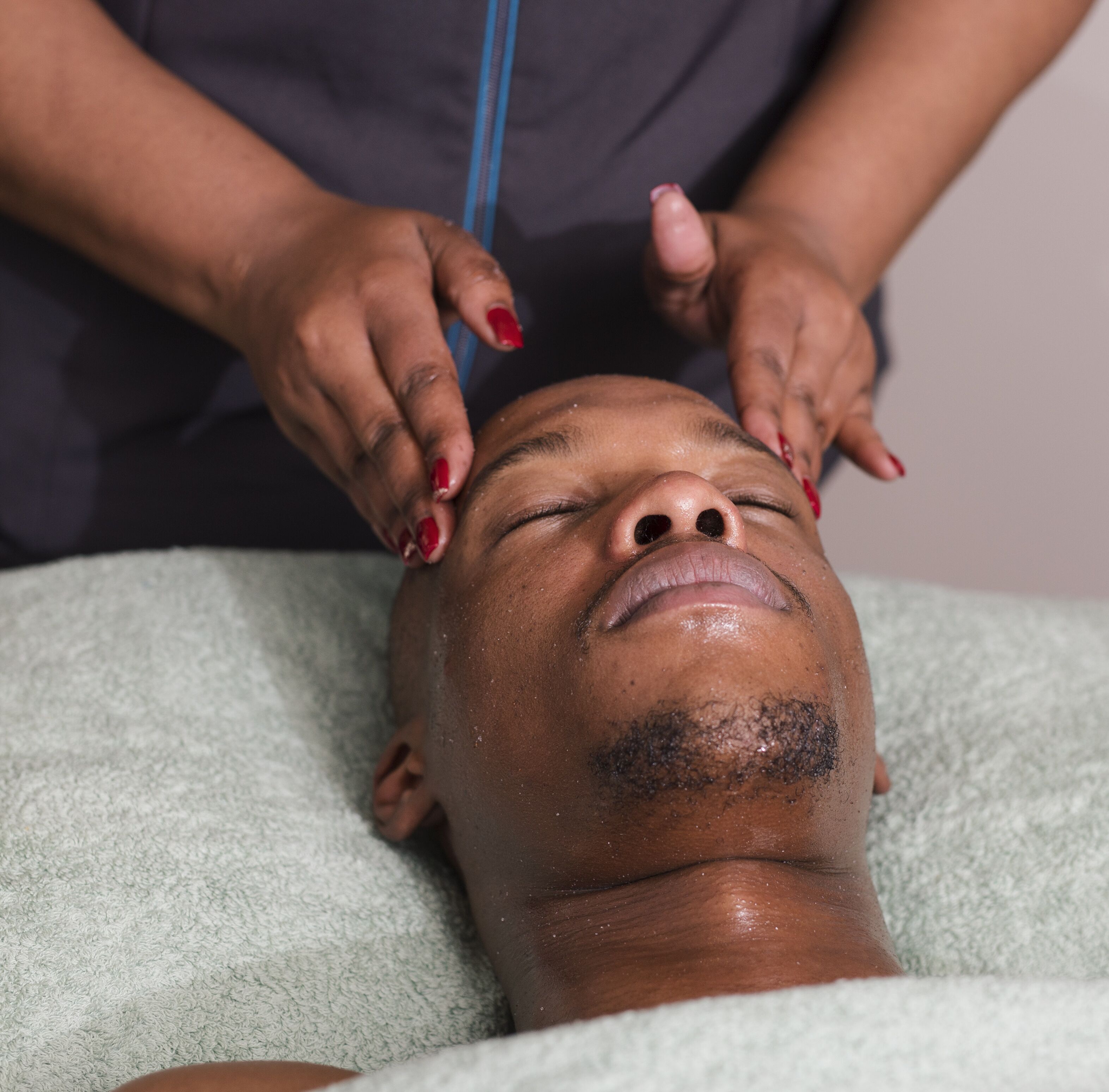Une personne qui reçoit un massage de la tête.