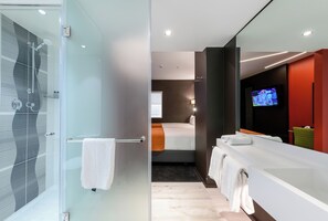 Classic Room | Premium bedding, in-room safe, desk, laptop workspace - Hotel Sky Sandton (Sandton)