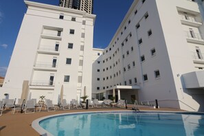 Piscina a l'aire lliure, para-sols i gandules 