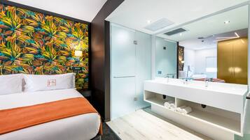 King Suite | Bathroom | Rainfall showerhead, free toiletries, hair dryer, towels