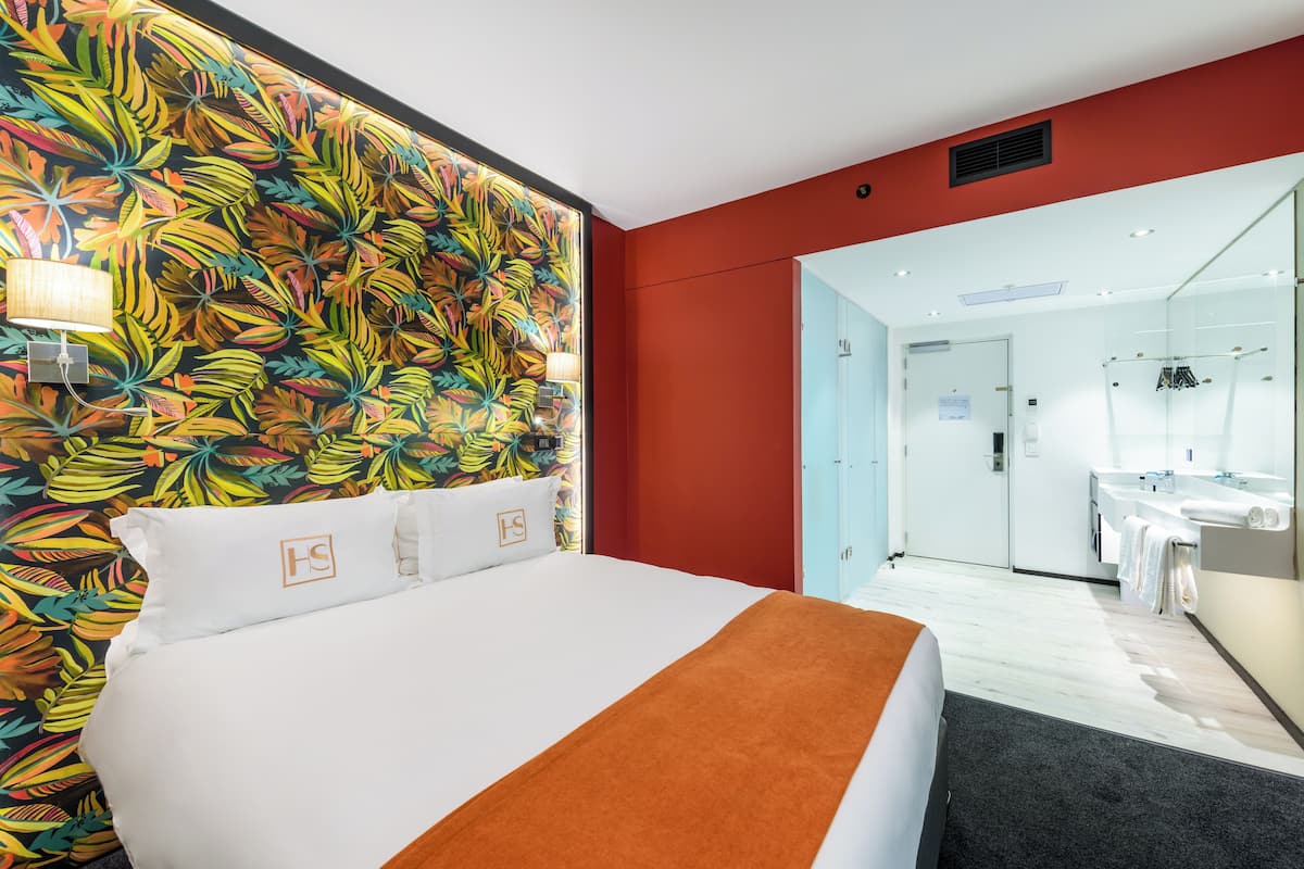 Junior Executive Queen Room | 1 bedroom, premium bedding, in-room safe, desk