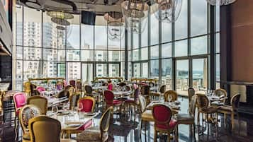 2 restaurantes, se sirven desayunos, comidas, cenas y cocina local