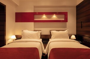 Business Twin Room | Minibar, in-room safe, desk, laptop workspace