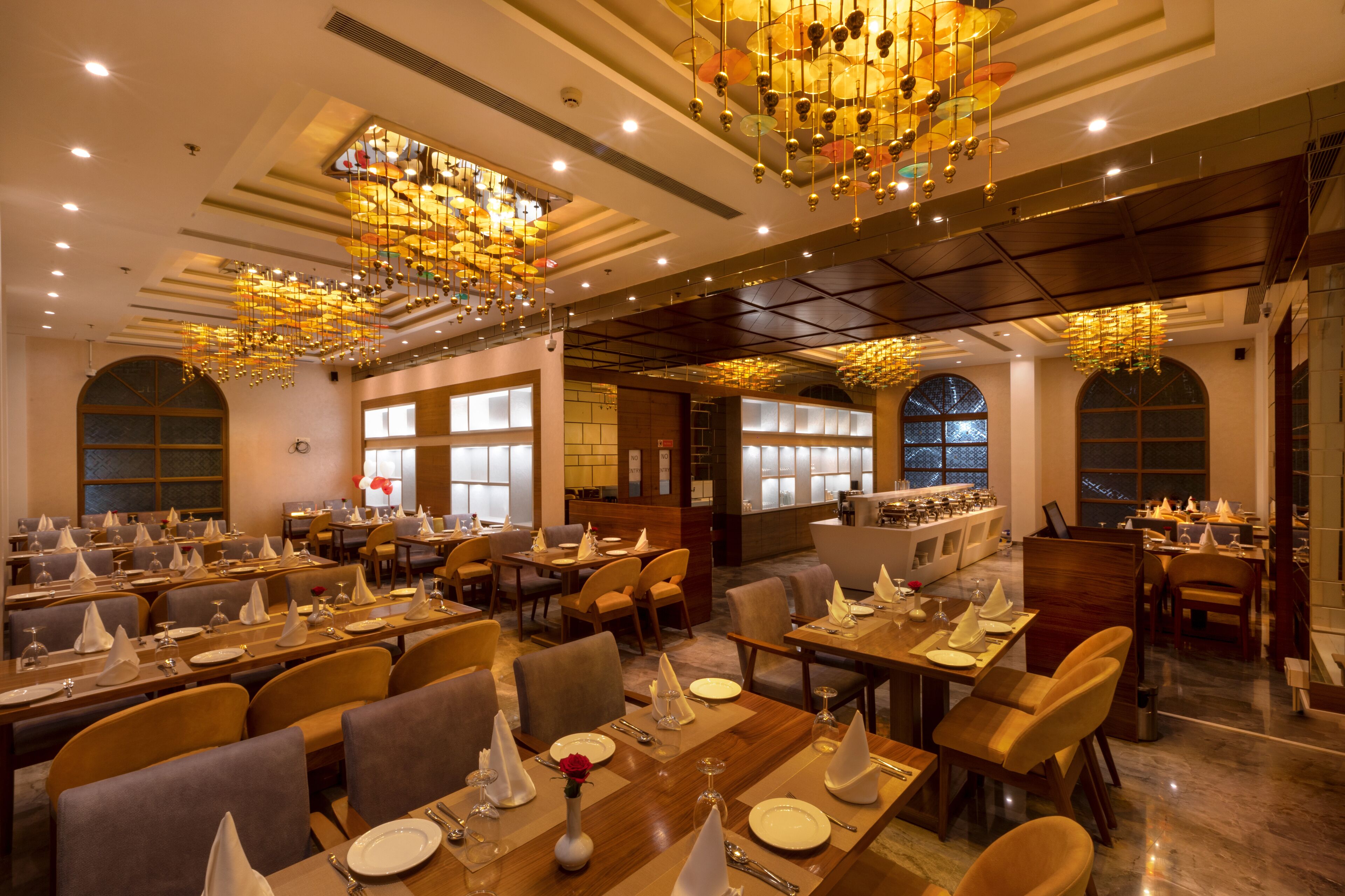 Phục vụ bữa sáng, bữa trưa và bữa tối 