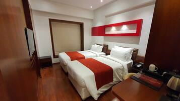 Business Twin Room | Minibar, in-room safe, desk, laptop workspace