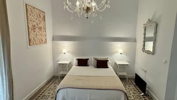 Junior Room | 1 bedroom, in-room safe, soundproofing, iron/ironing board