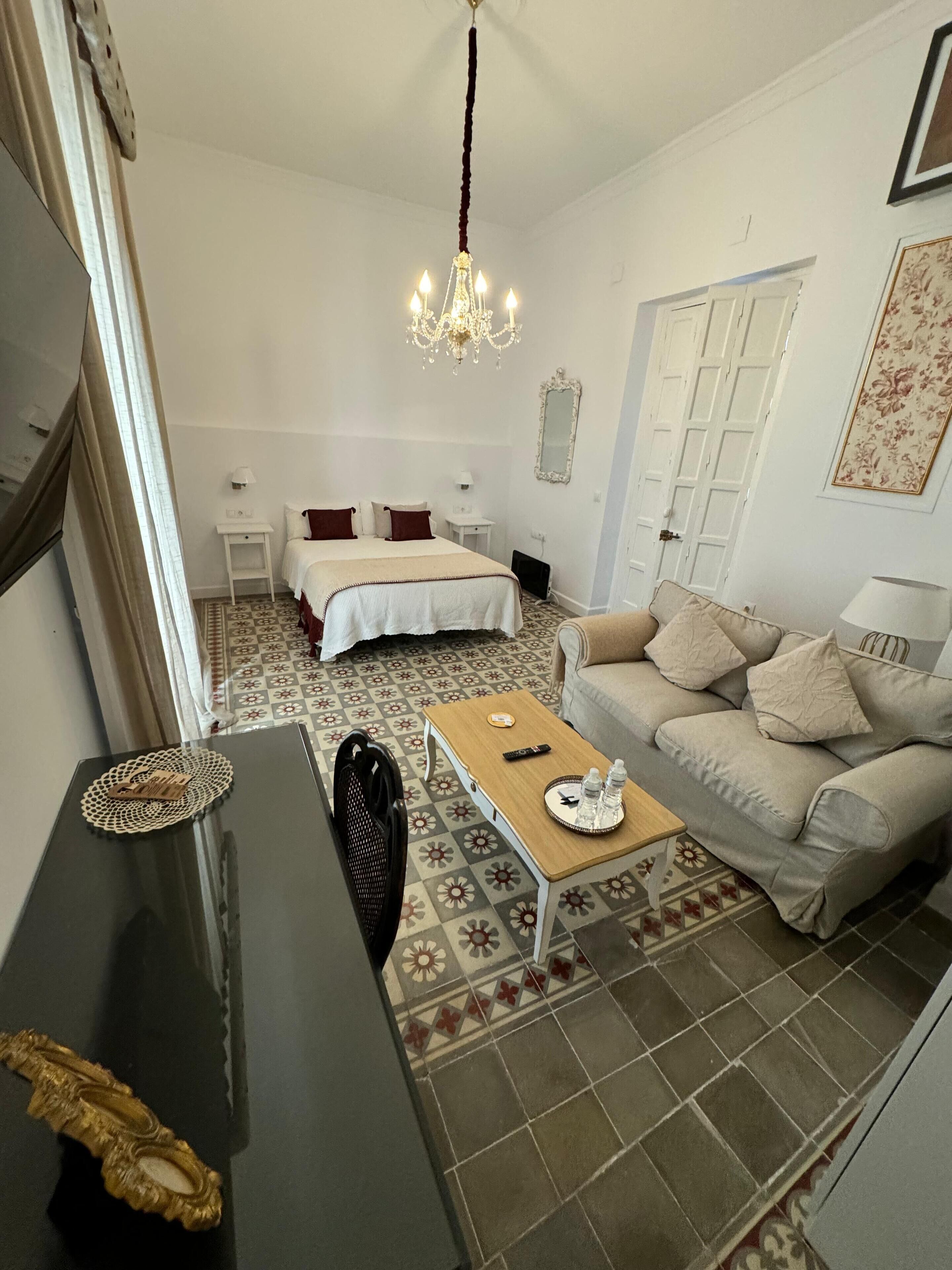 Habitación junior | Caja fuerte, sistema de insonorización, tabla de planchar con plancha