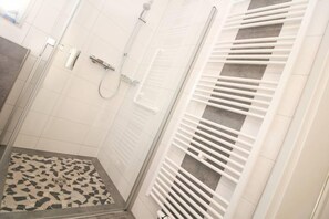 Apartment, 2 Bedrooms | Bathroom shower - Siel & Sonne (Krummhoern)