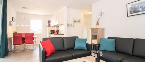 Appartement, 2 slaapkamers | Woonkamer | Een flatscreentelevisie en vloerverwarming