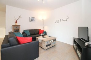 Apartamento, 2 quartos | Sala de estar | TV de tela plana, pisos aquecidos