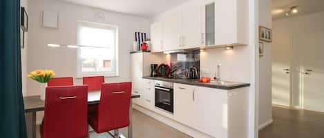 Apartment, 2 Schlafzimmer | Eigene Küche | Kühlschrank, Ofen, Herdplatte, Geschirrspüler