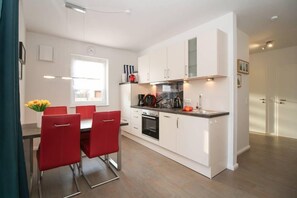Apartment, 2 Bedrooms | Private kitchen | Fridge, oven, stovetop, dishwasher - Siel & Sonne (Krummhoern)