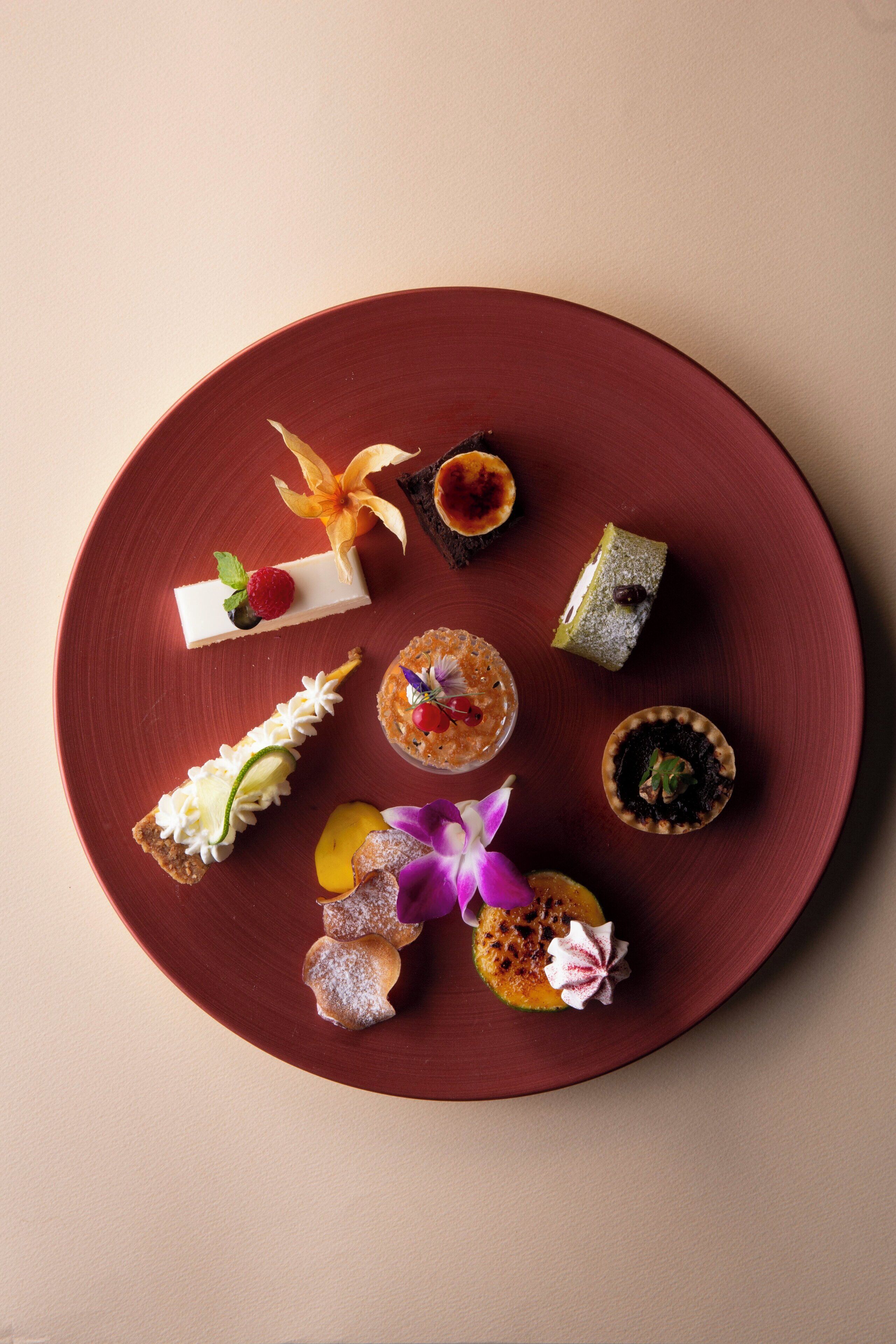 A round plate with various desserts.