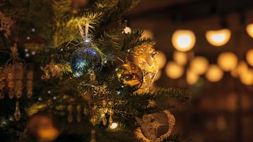 Primer plano de un árbol de Navidad adornado con adornos y luces.