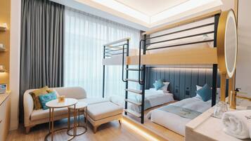 Chambre, plusieurs lits, non-fumeurs (Bunk Beds Only, Single+Single) | 1 chambre, coffres-forts dans les chambres, bureau