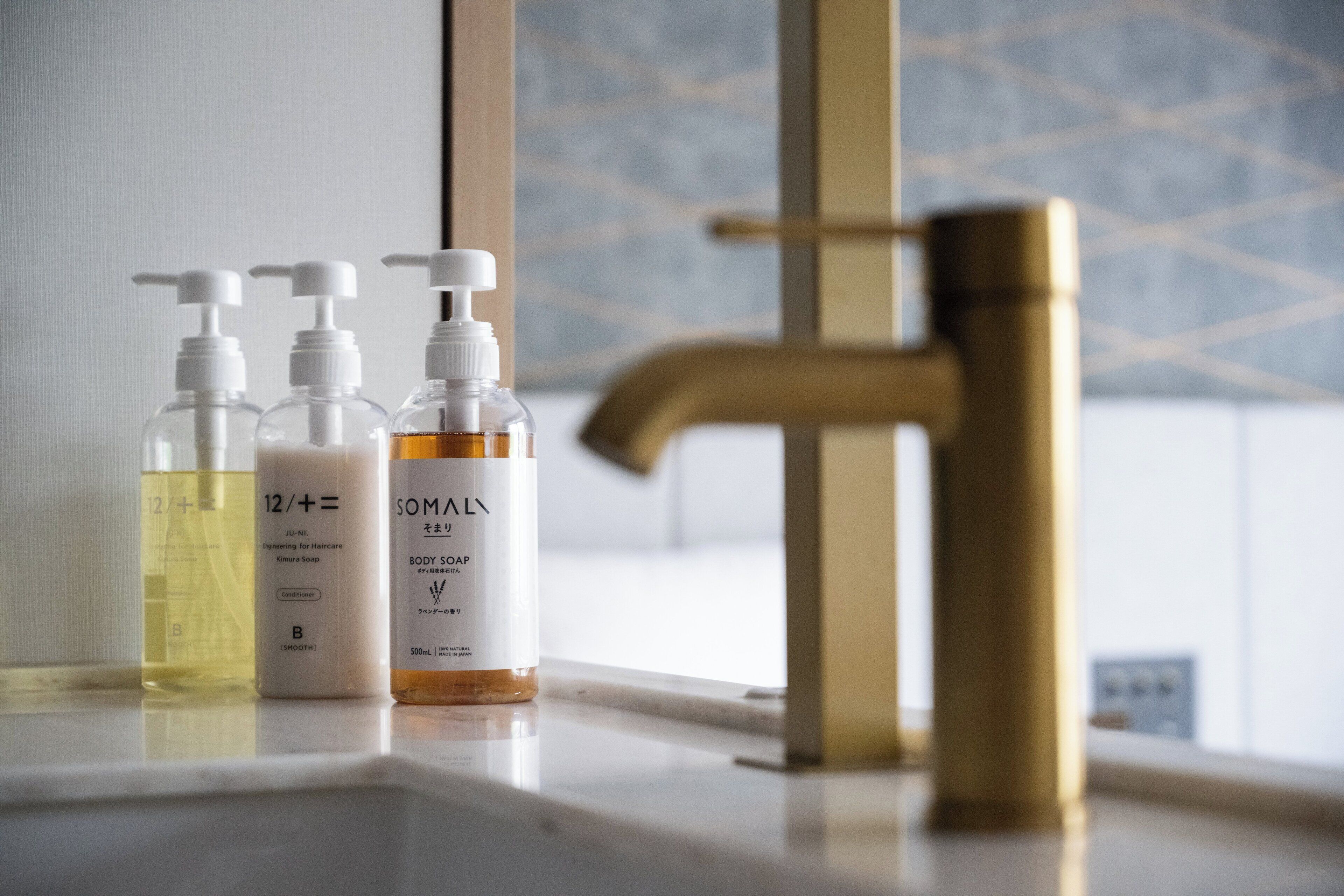 Separate bathtub and shower, deep-soaking bathtub, free toiletries