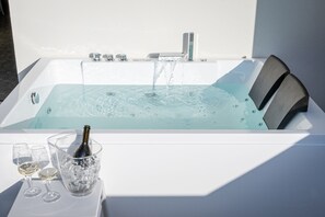 Chambre Deluxe (Alesso) | Bain à remous privé