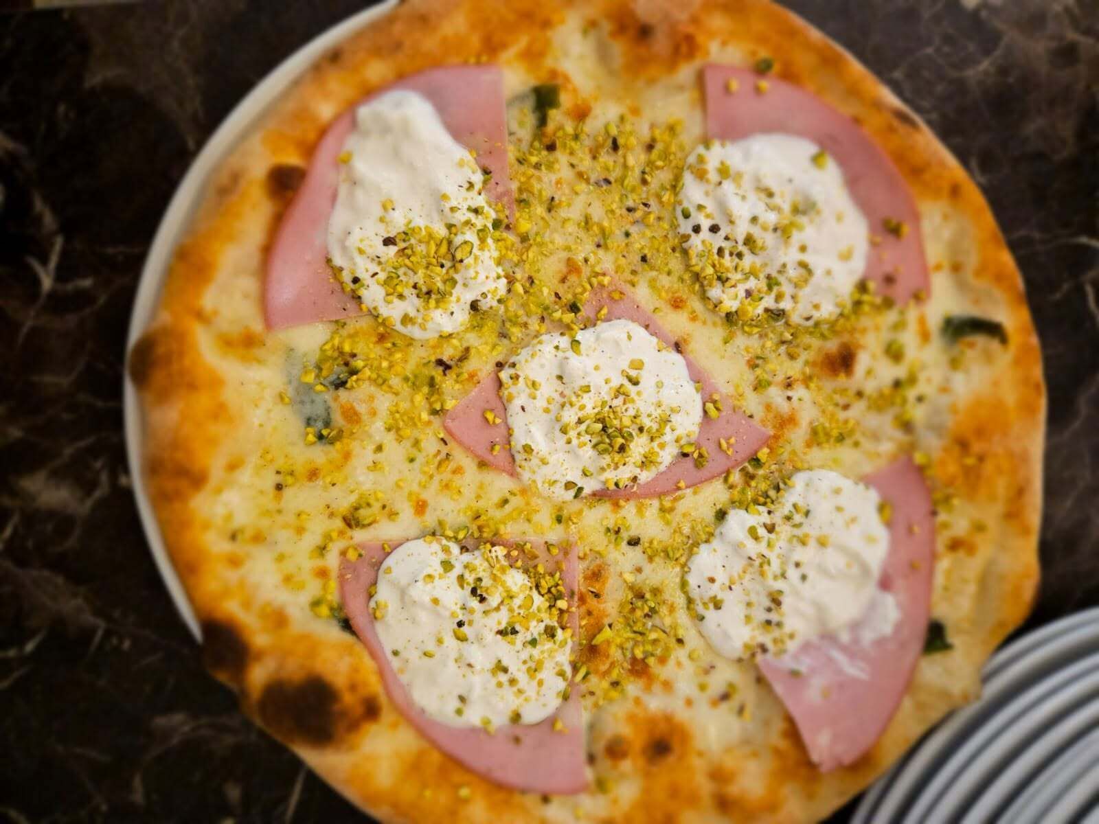 En pizza med fyld.