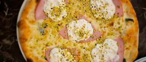 Una pizza con ingredientes.