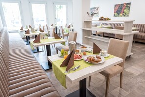 Se ofrece un desayuno bufé todos los días (por un coste adicional)
