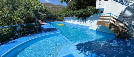 Piscine extérieure, parasols de plage, chaises longues