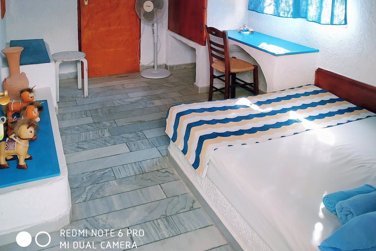 Standard Single Room, 1 Double Bed, Patio, Garden View | Individually decorated, individually furnished, desk, laptop workspace