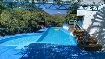 屋外プール、営業時間 9:00 ~ 21:00、プール パラソル、サンラウンジャー