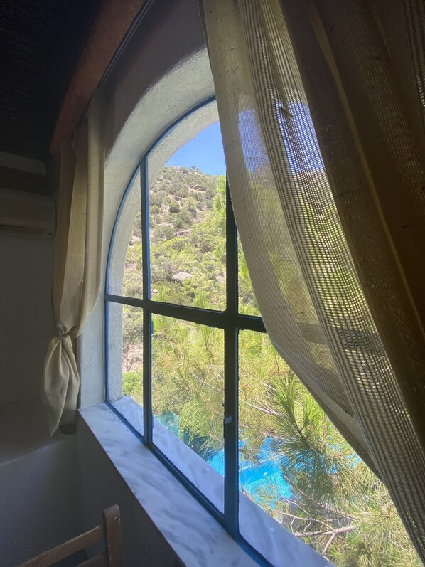 Standaard studio, 1 tweepersoonsbed, terras, gedeeltelijk uitzicht op zee | Uitzicht vanuit de kamer