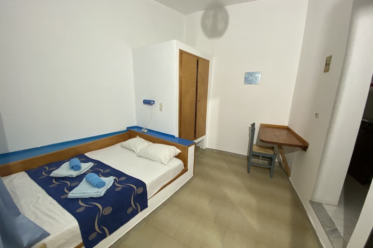 Standard Studio, 1 Double Bed, Kitchenette, Garden View | Individually decorated, individually furnished, desk, laptop workspace