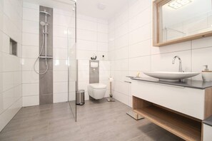 Appartamento | Bagno | Doccia, soffione a pioggia, pavimenti riscaldati, asciugamani