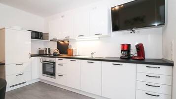 Apartemen | Dapur pribadi | Mesin pembuat kopi/teh, lemari es, microwave, dan oven