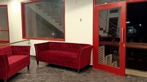 Lobby sitting area - Hotel Karwaan Chandigarh (Dera Bassi)