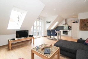 Apartment | Wohnzimmer | 100-cm-LED-Fernseher mit Kabelempfang, Fernseher, Kamin