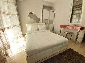 Leilighet, 1 soverom | Minibar, individuelt dekorert, individuelt innredet og skrivebord